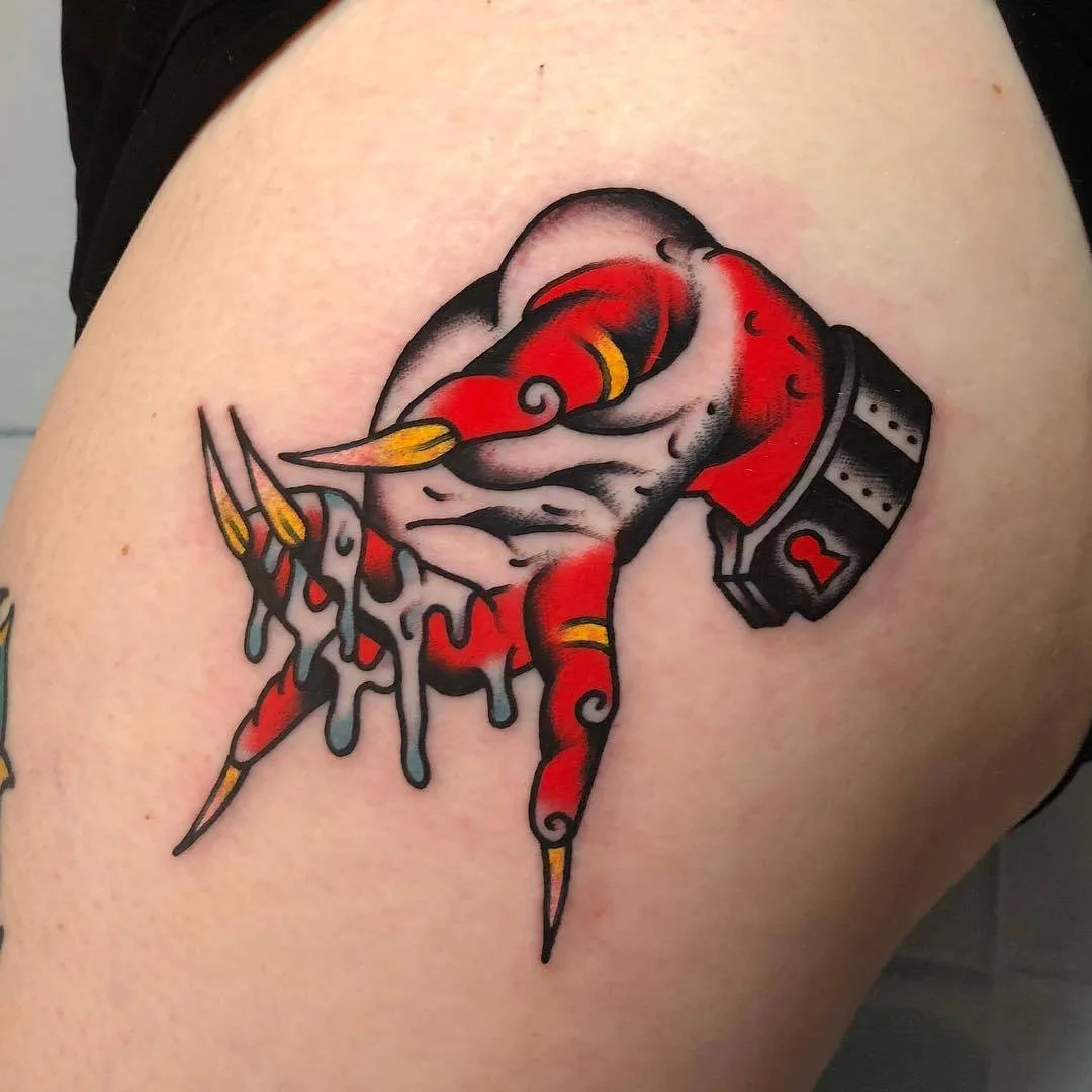 Artista di tatuaggi Akira Latanzio, tatuaggio a colori in stile tradizionale vecchio scuola | USA