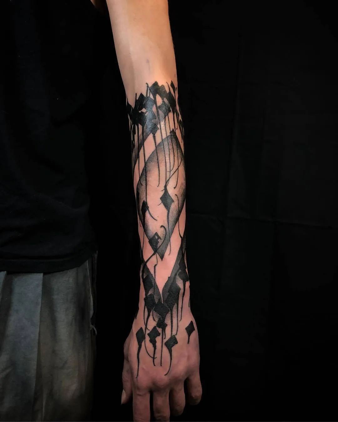 Tatuador Gordon Lettuce, estilo abstrato de tatuagem de blackwork | Reino Unido