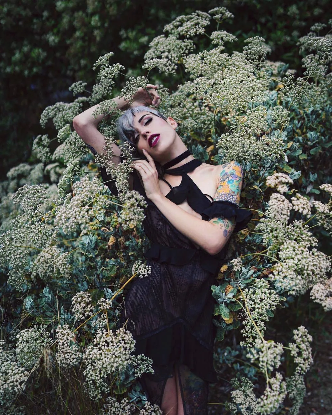 Modello tatuato Claire West, modello alternativo, ragazza che si suicida