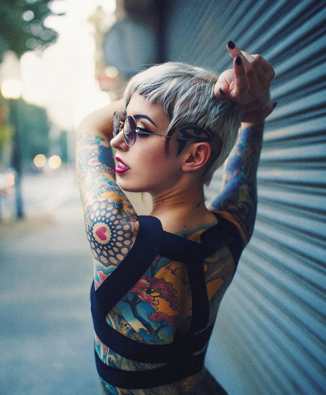 Modello tatuato Claire West, modello alternativo, ragazza che si suicida