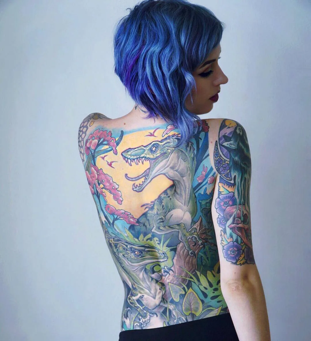 Modello tatuato Claire West, modello alternativo, ragazza che si suicida