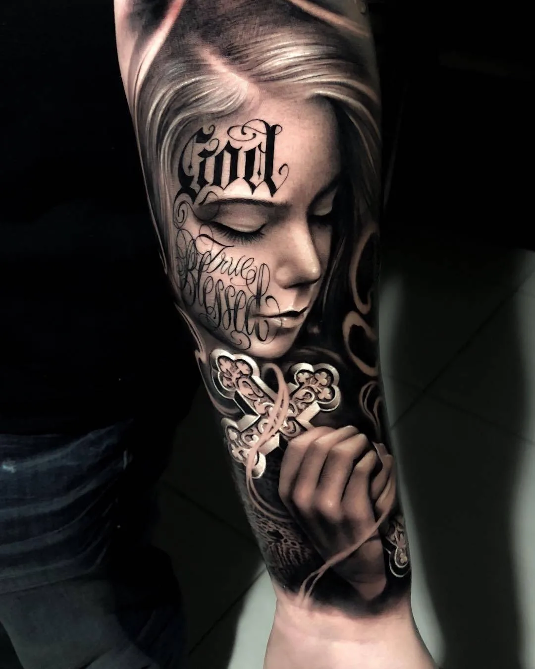 Tatuador samurai Standoff, estilo preto e cinza dos autores, retrato realista de tatuagem | Brasil