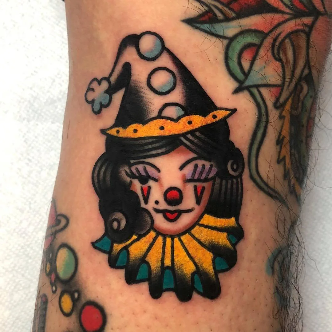 Artista di tatuaggi Akira Latanzio, tatuaggio a colori in stile tradizionale vecchio scuola | USA