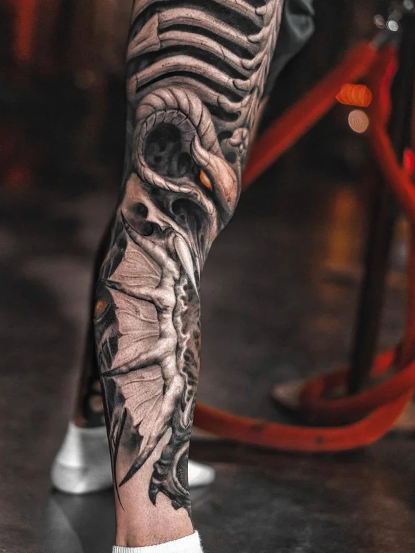 black and grey biomechanical Tatuaggio su calf #23365 | Tatuatore Darwin Enriquez