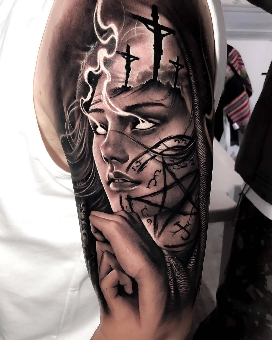 Tatuador samurai Standoff, estilo preto e cinza dos autores, retrato realista de tatuagem | Brasil