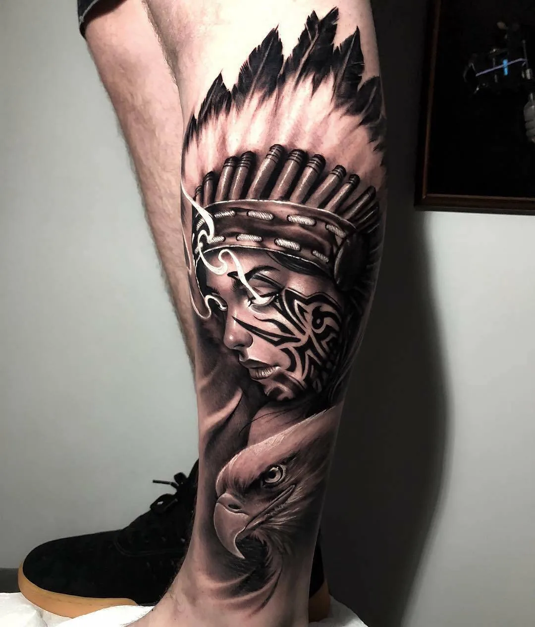 Tatuador samurai Standoff, estilo preto e cinza dos autores, retrato realista de tatuagem | Brasil