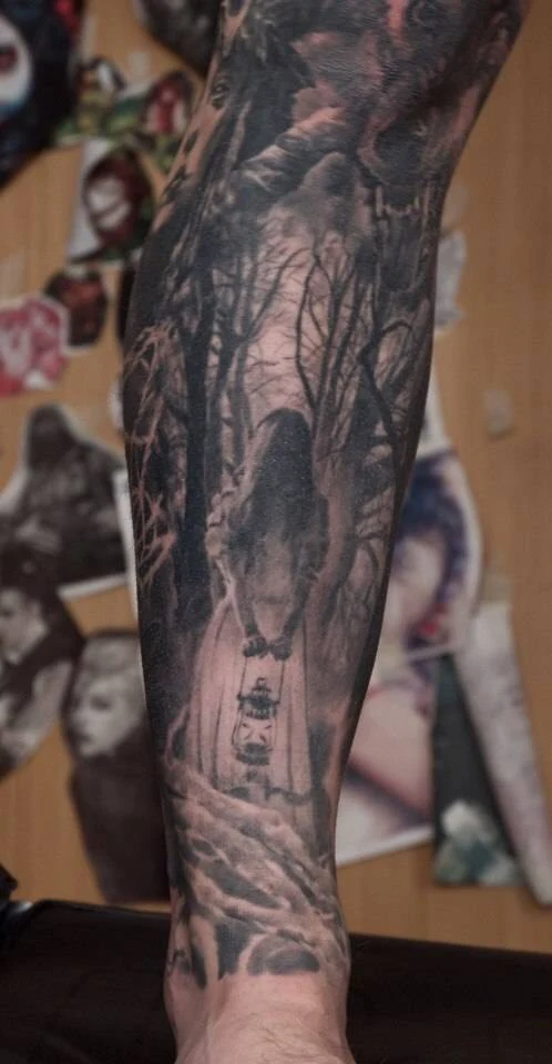 Чёрно-серая Forest, Figure tattoo на Икра