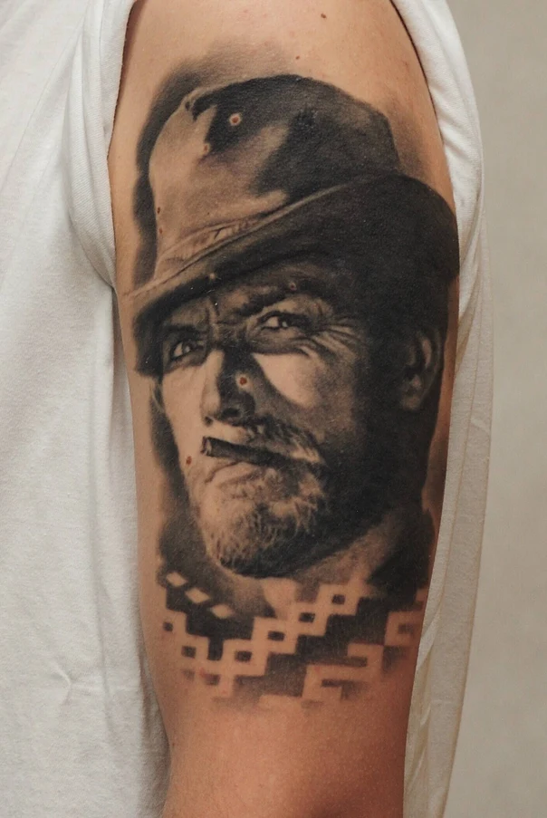 Чёрно-серая Portrait tattoo на Бицепс