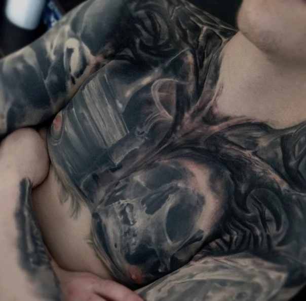 Чёрно-серая Skull tattoo на Грудь
