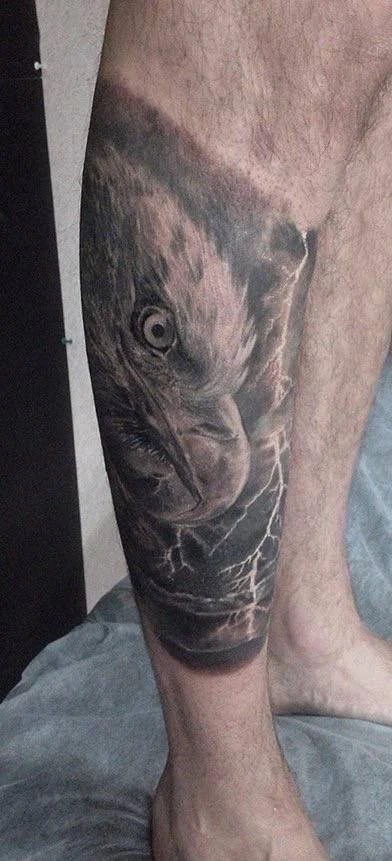 Реализм Eagle, Lightning tattoo на Икра