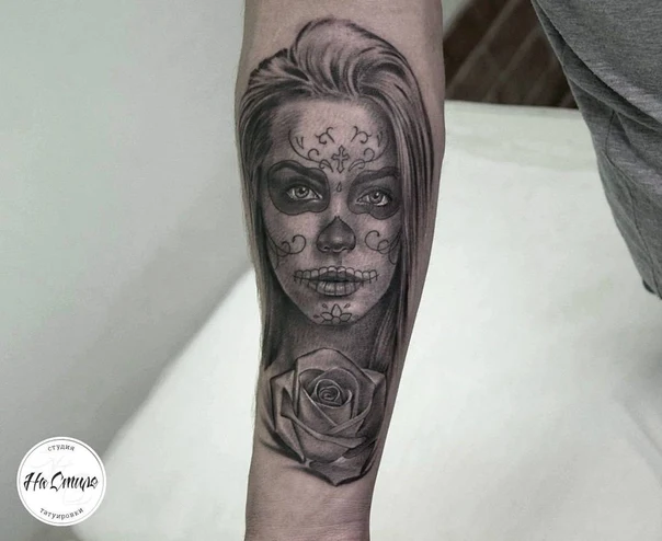 Чёрно-серая Skull, Rose tattoo на Предплечье