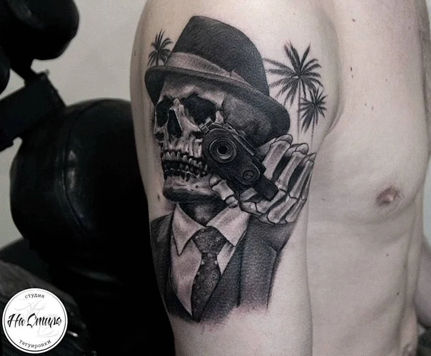 Чёрно-серая Skull, Gun tattoo на Плечо