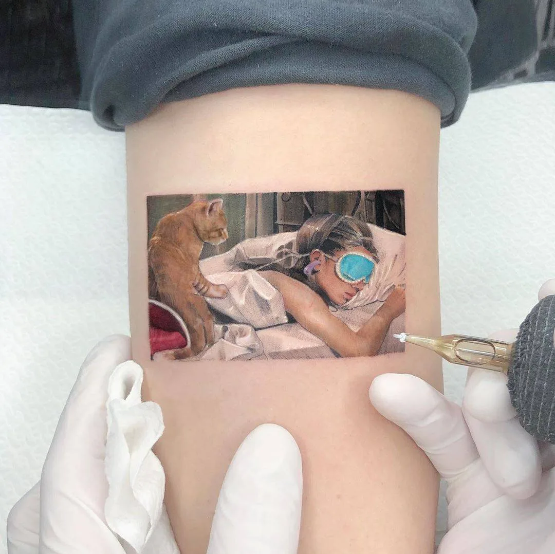 Artista del tatuaggio Kozo, tatuaggio minimalista a colori | Tel Aviv, Israele