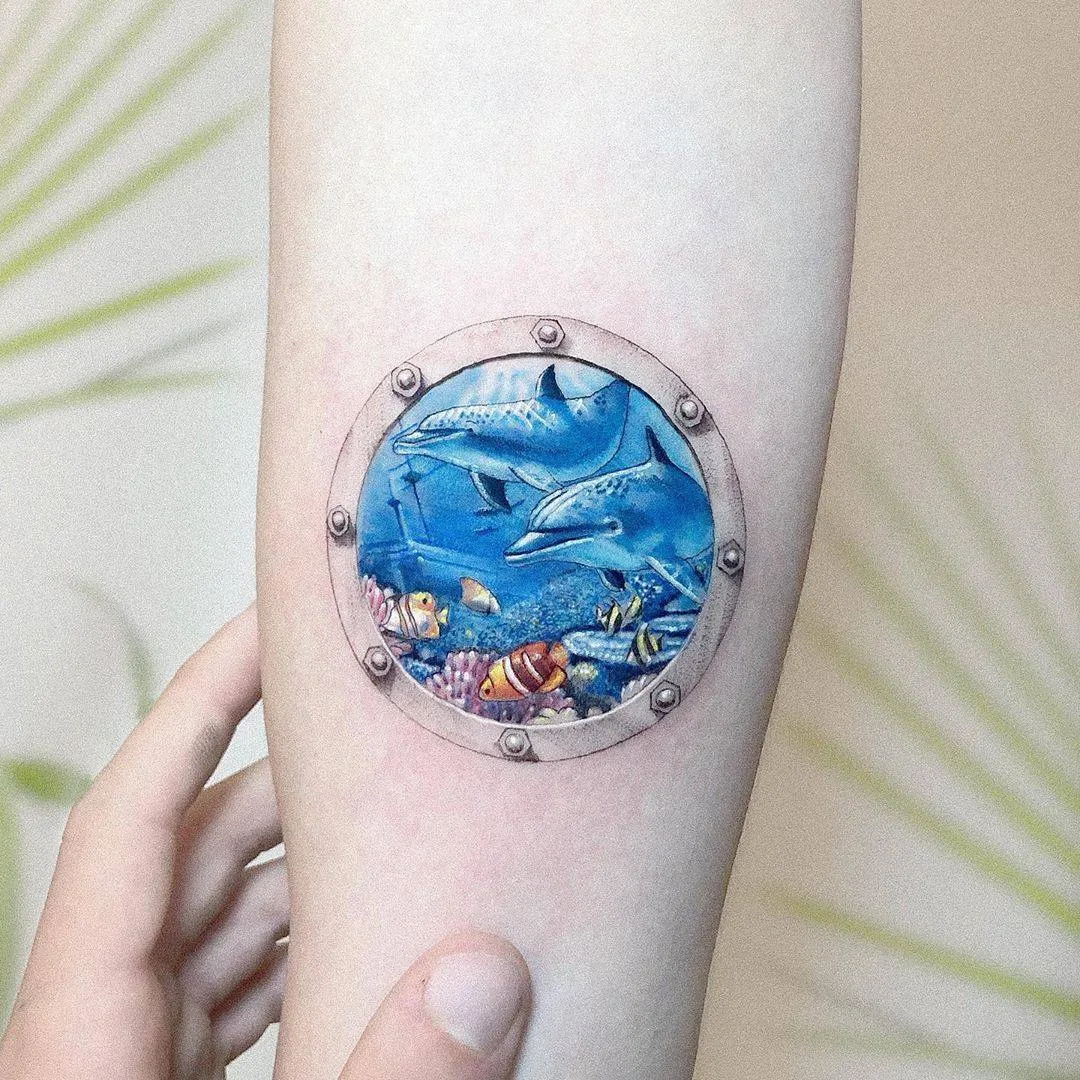 Artista del tatuaggio Kozo, tatuaggio minimalista a colori | Tel Aviv, Israele