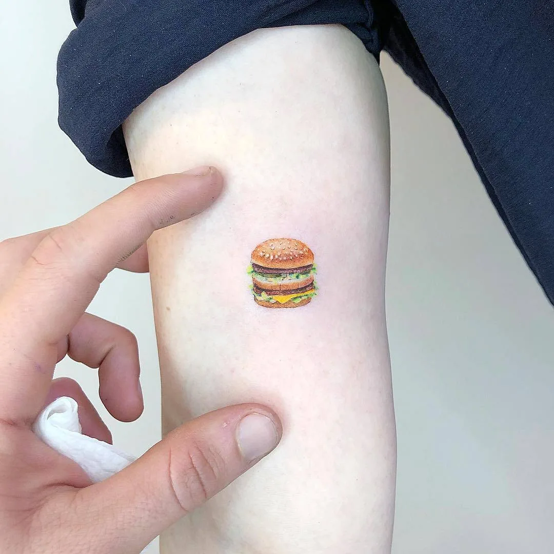 Artista del tatuaggio Kozo, tatuaggio minimalista a colori | Tel Aviv, Israele