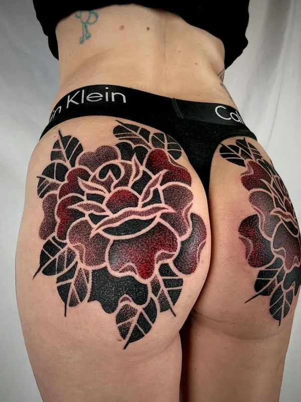 female color blackwork Tatuagem em hip #31978 | Tatuador Sebastian Kandinsky