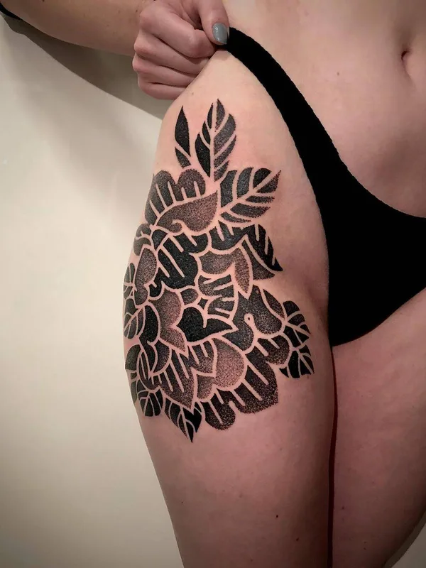 female black and grey blackwork Tatuagem em thigh #31983 | Tatuador Sebastian Kandinsky