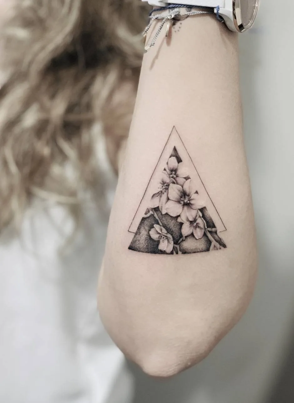 Tattoo artist Filip Fabian, watercolor, dotwork, linework tattoo | Prague, Czech Republic