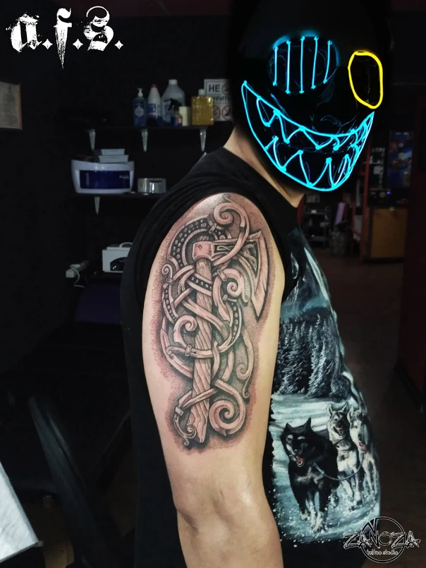 Celtic Axe, Knotwork tattoo на Плечо