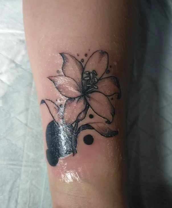 Чёрно-серая Flower, Yin yang tattoo на Предплечье
