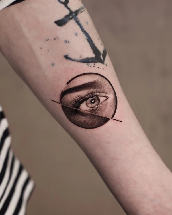 Чёрно-серая Eye, Anchor tattoo на Предплечье