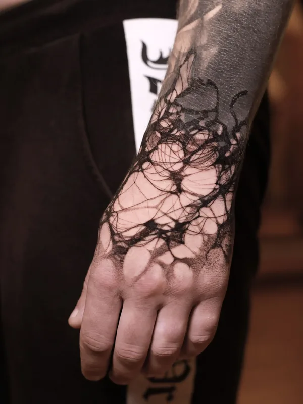black blackwork 纹身 在 hand #37224 | 纹身师 Konstantin Strokin
