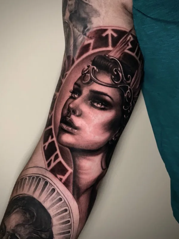 female black and grey realism tattoo auf forearm #41902 | Tätowierer Christina Choi