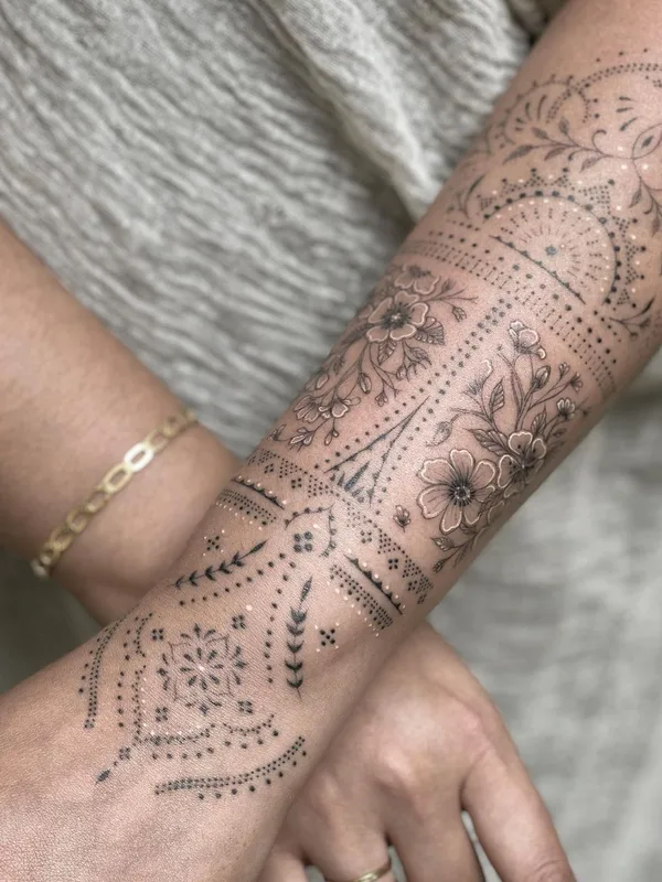 female black and grey ornamental Tatuaggio su forearm #41963 | Tatuatore Blum