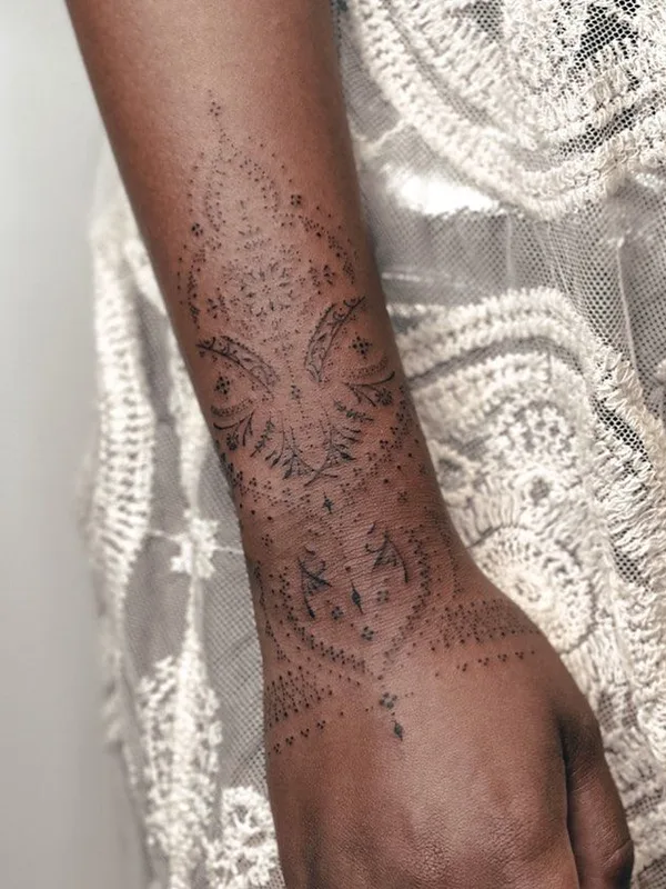 female black ornamental Tatuaggio su wrist #41960 | Tatuatore Blum