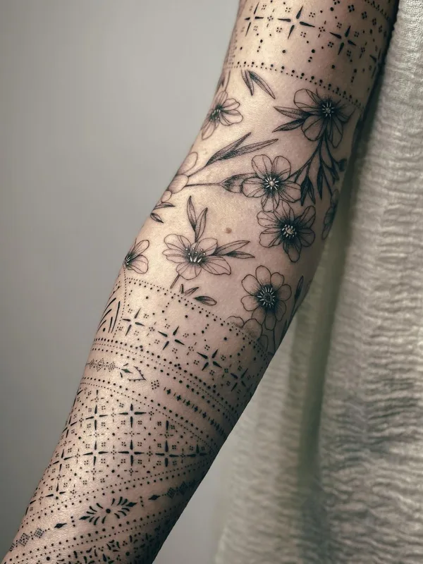 black linework Tatuaggio su forearm #41966 | Tatuatore Blum