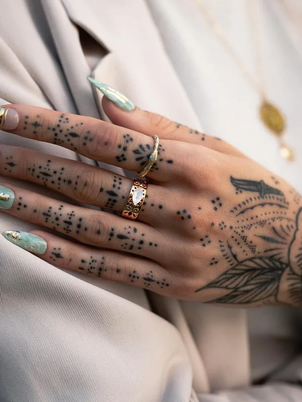 female black dotwork Tatuaggio su hand #41958 | Tatuatore Blum