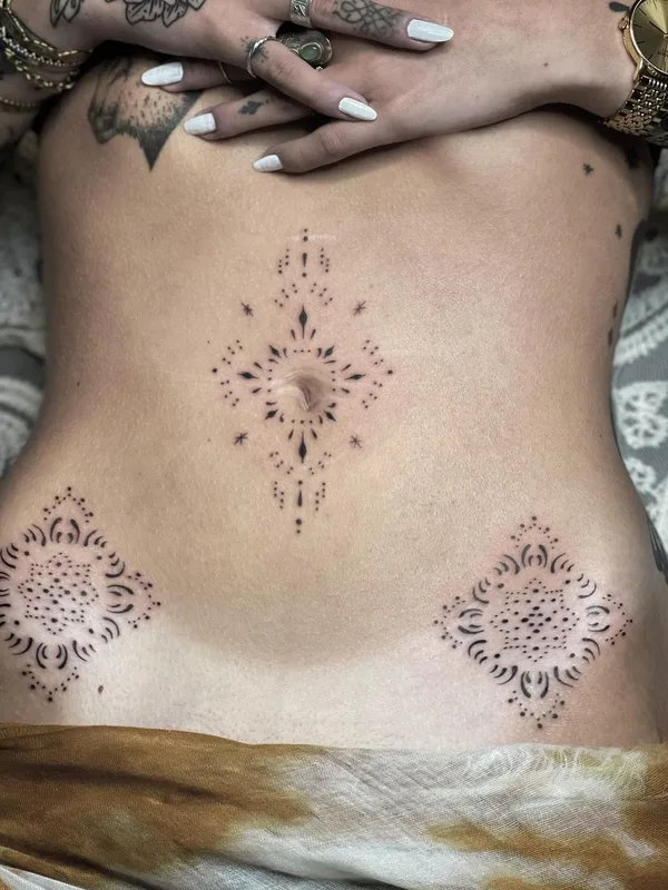 female black ornamental Tatuaggio su stomach #41961 | Tatuatore Blum