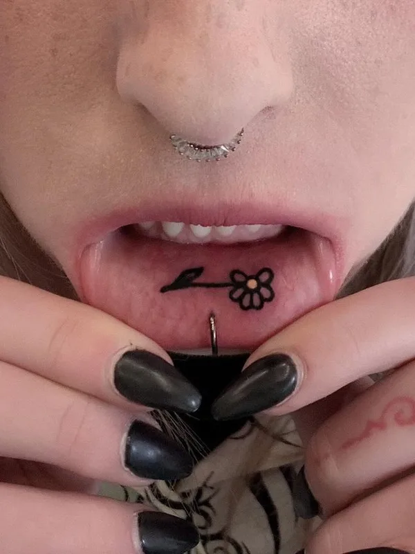 female black linework 纹身 在 inner lip #42043 | 纹身师 Flowersforyourhead