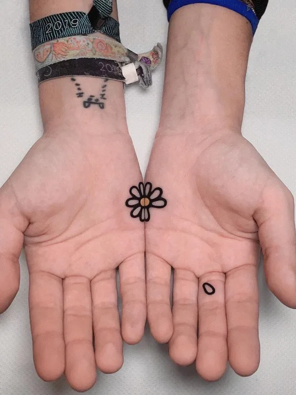 black linework 纹身 在 palm #42045 | 纹身师 Flowersforyourhead
