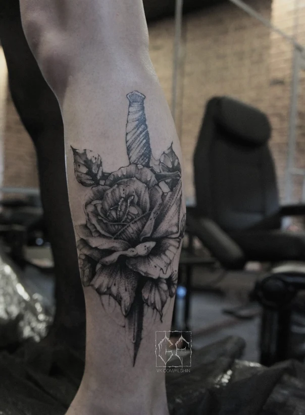 Чёрно-серая Rose, Dagger tattoo на Икра