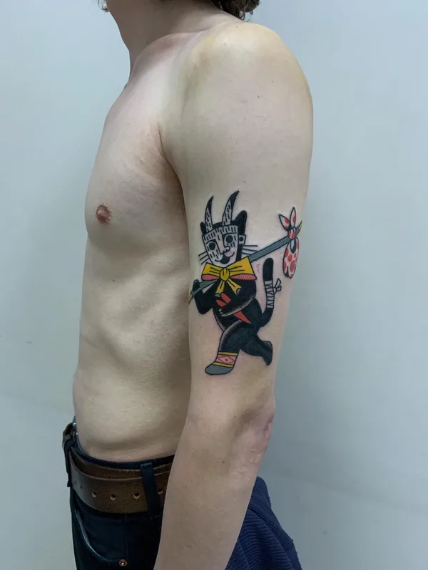 male color traditional tattoo auf upper arm #58155 | Tätowierer Denxku