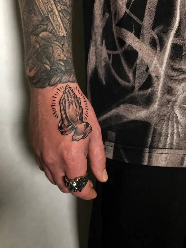 black and grey black and grey Tatuaggio su back of hand #58380 | Tatuatore Baby G