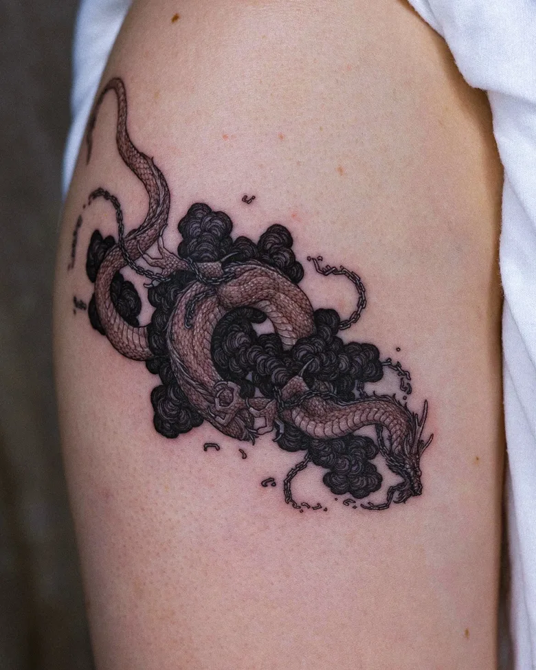 Tatuaggio a linee sottili di draghino - Tatuatore Intat