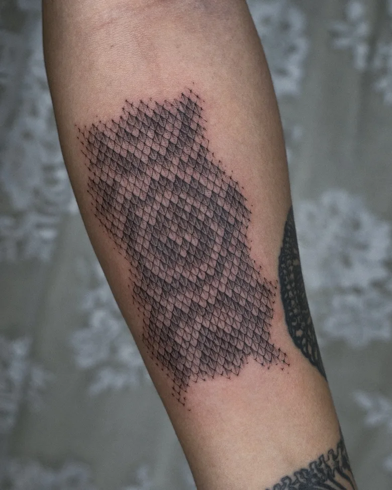 Tatuaggio di scale di draghi - Tatuatore Intat