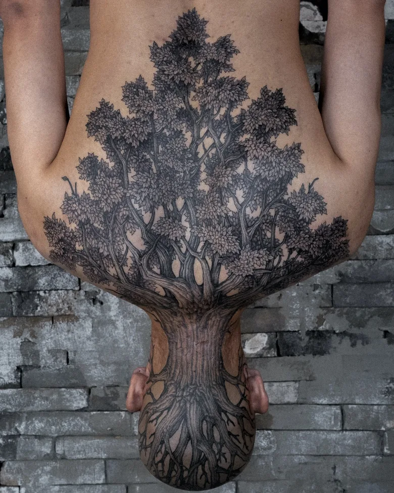 Tatuaggio che copre la cicatrice sul collo realizzato da Intat