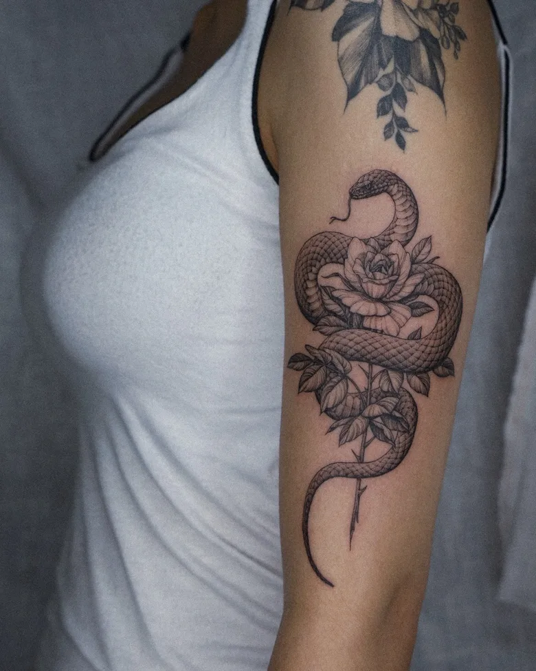 Tatuaggio di serpente e rosa - Tatuatore Intat