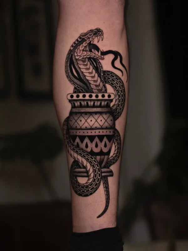 black and grey blackwork tatouage sur calf #72773 | Artiste tatoueur ros helem