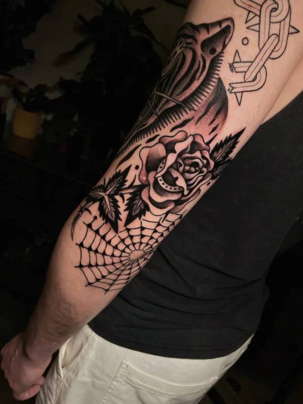 black and grey traditional tatouage sur forearm #72776 | Artiste tatoueur ros helem