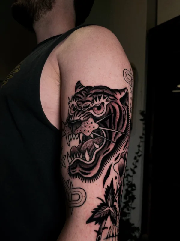male black and grey neo traditional tatouage sur upper arm #72771 | Artiste tatoueur ros helem