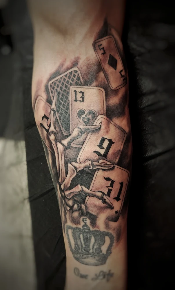 Чёрно-серая Playing cards, Skeleton hand tattoo на Предплечье