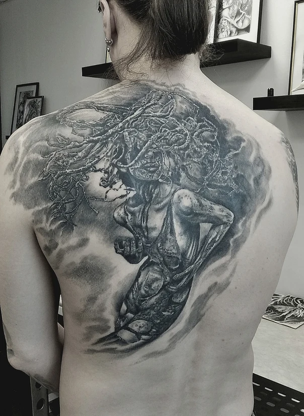 Чёрно-серая Figure, Cloud tattoo на Верхняя часть спины