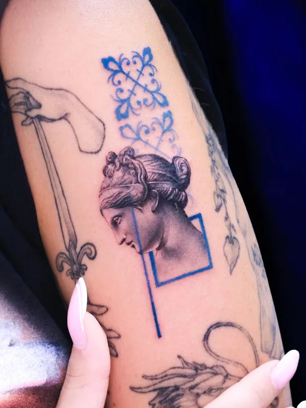 female color black and grey tatuaje en forearm #72999 | Tatuador Tatuaggi di porcellana