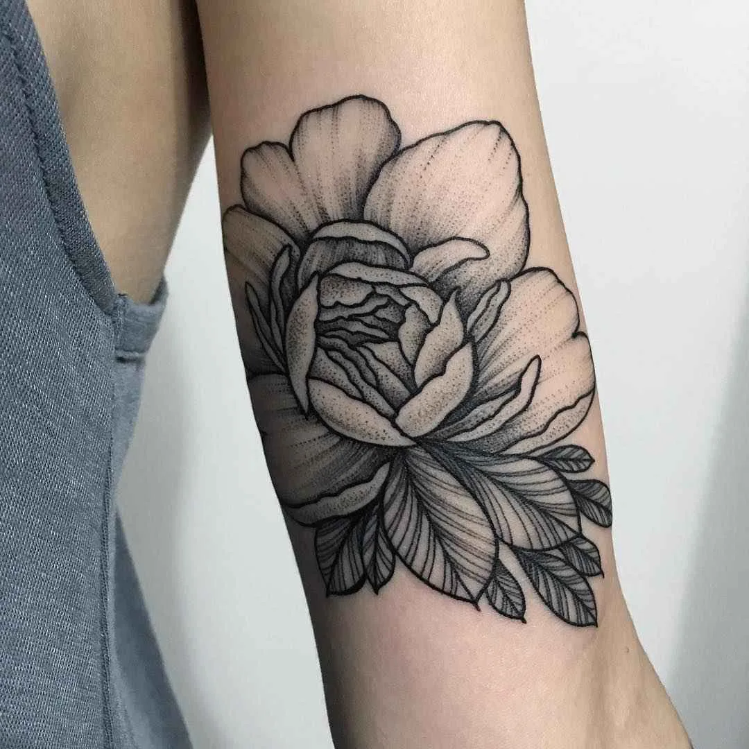 Tattoo artist Sasha Masiuk linework dotwork tattoo