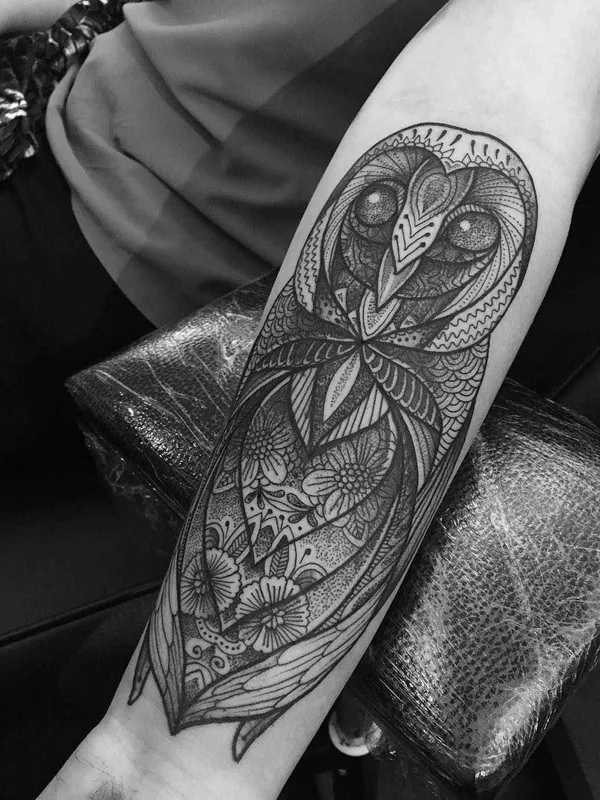 black and grey blackwork tatuaje en forearm #1887 | Tatuador Paul Davies