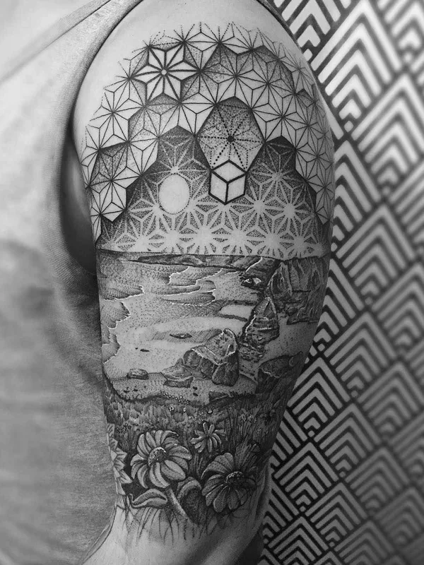 black and grey geometric tatuaje en upper arm #1888 | Tatuador Paul Davies